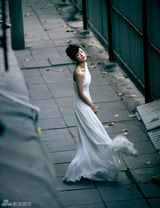 组图：秦岚最新封面曝光 颓废复古风打造时尚潮女