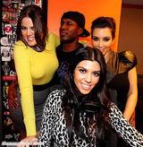 组图：卡黛珊三姐妹做客电台录制圣诞特别节目