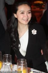 组图：王艳捧场慈善晚宴 名贵戒指显贵妇范儿