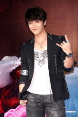 组图：汪东城生日蓝心湄送香吻 曝其“到处睡”