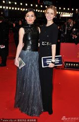 组图：德国名模爱娃-帕德伯格裸背大秀性感