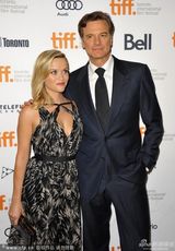 组图：《魔鬼绳结》首映 威瑟斯彭性感露乳沟