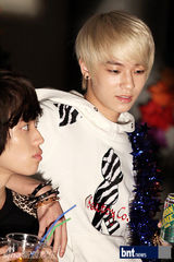 组图：TeenTop拍摄广告写真 精致亮相摄影棚