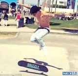 组图：比伯与新模特女友海边嬉戏 不顾裤子滑落