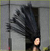 组图：Gaga戴超大孔雀头饰艰难上车俯身露乳