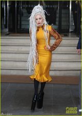 组图：Gaga顶拖把头送飞吻 踩恨天高扮女皇