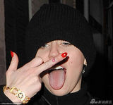 组图：麦莉-塞勒斯夜店High爆 比中指兴奋过头