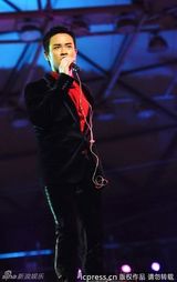 组图：郑嘉颖坐升降机频频卖萌胡杏儿白色婚纱妩媚