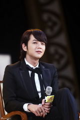 高清组图：金荷娜宣传《宠物》 张根硕送飞吻抛媚眼