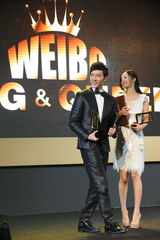 高清组图：冯绍峰杨幂分获微博King与微博Queen