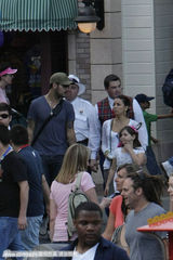 组图：绝望主妇伊娃-朗格利亚与男友当街种草莓  