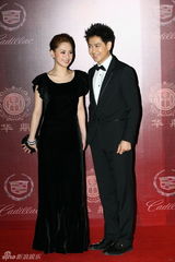 组图：华鼎奖红毯星光熠熠 赵本山携弟子助阵