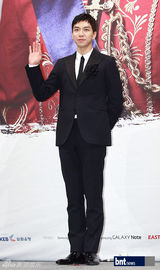 组图：李胜基河智苑出席《TheKing2hearts》发布会