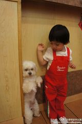 组图：Kimi成长全纪录 和妈妈啃饼干跟爸爸学车