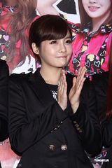 组图：韩女子团体T-ARA首度抵台 粉丝热情引恐慌