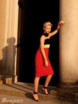 组图：麦莉杂志大片性感透视 骑重型机车秀美腿