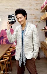 组图：丁子峻拍时尚大片 雅痞风随性而自然