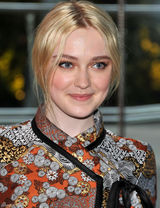 组图：达科特-范宁长袖礼服亮相复古