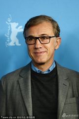 组图：柏林电影节众评委合影 梁朝伟微笑现身