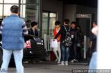 组图：李宇春现身上海靓装抢镜 豪车接送待遇高