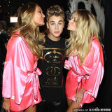 组图：比伯献唱维多利亚 遭超模偷吻显害羞