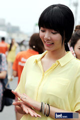 组图：裴涩琪等出席第15届保宁泥浆节活动