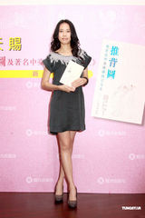 组图：莫文蔚父亲推出新书 莫家一同出席分享会