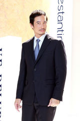 组图：陈法拉Ana R裙装性感 陈豪帅气西装亮相