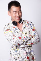 组图：蒋一铭花衬衫搞怪写真尽显男性另类魅力