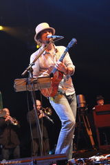 组图：杰森玛耶兹香港开唱 演唱会座无虚席