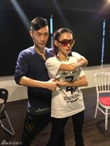 组图：张柏芝戴墨镜练舞遭曝光 舞风刚劲帅气