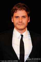 组图：非竞赛片《伊娃》首映 女演员与导演共舞