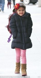 组图：凯蒂戴绒毛耳罩扮嫩 小苏瑞撅嘴成不爽妹