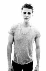 组图：《吸血鬼日记》主创黑白漫展照片曝光