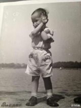 组图：冯绍峰童年萌照似女孩 撞脸周笔畅