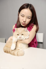 组图：焦俊艳大片俏皮甜美 宛如邻家女孩