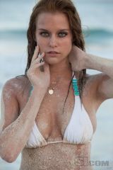 组图：超模布鲁克林-戴可儿海边拍性感泳装写真