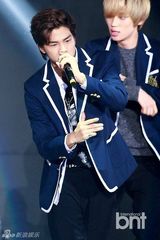 组图：TEENTOP粉丝见面会 卖萌扮女装引爆笑