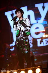 组图：李宇春深圳开唱High翻全场