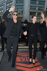 组图：朱莉中性装扮亮相皮特新片巴黎首映