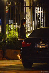 组图：潘粤明深夜与友泡吧 助理开车送回家