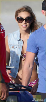 组图：比伯被释后嫩模仍不离身 秀车技双手脱把