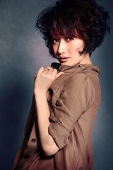 组图：阎娜被赞新气质女生 率直真挚个性十足