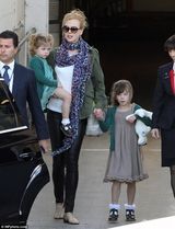 组图：妮可携女现身机场 小女儿长相甜美似妈妈