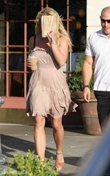 组图：布兰妮短裙享受秋日时光 见狗仔忙用食物挡脸