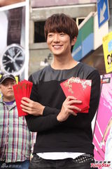 组图：王思平怀秋情人节发一元红包宣传新剧