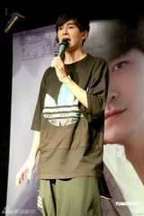 幻灯：郑元畅与歌迷见面互动 发EP开嗓秀唱功