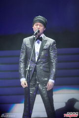 组图：侧田个唱弄哭女友 大方摘帽露光头