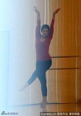 组图：凯蒂练舞身姿轻盈 阿汤哥接老婆十分贴心