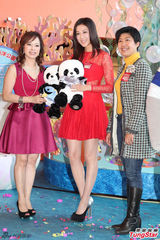 组图：钟嘉欣红色裙装亮相 笑容甜美大方秀美腿